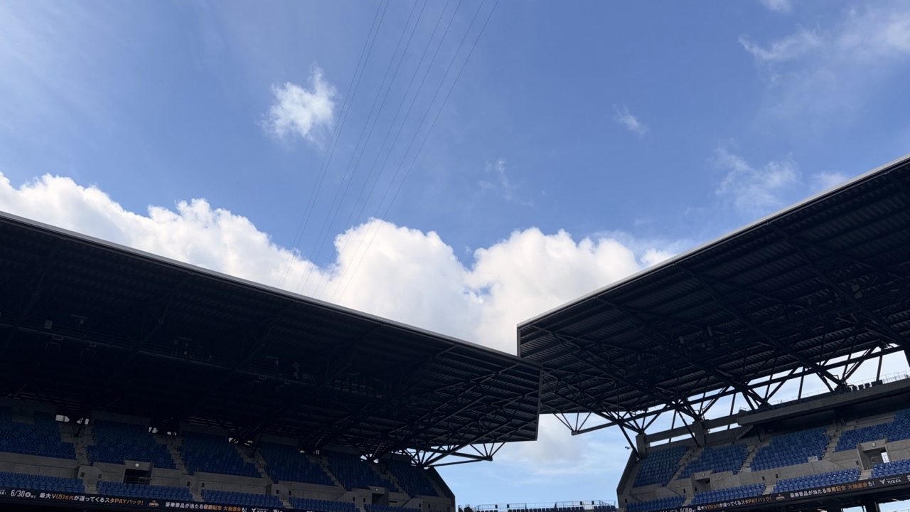 ピーススタジアムの屋根と長崎の青空